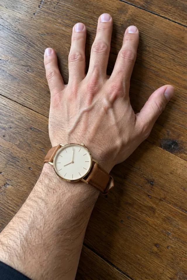 Anprobe-Ergebnis von Aynada für „Minimalist Leather Strap Watch“